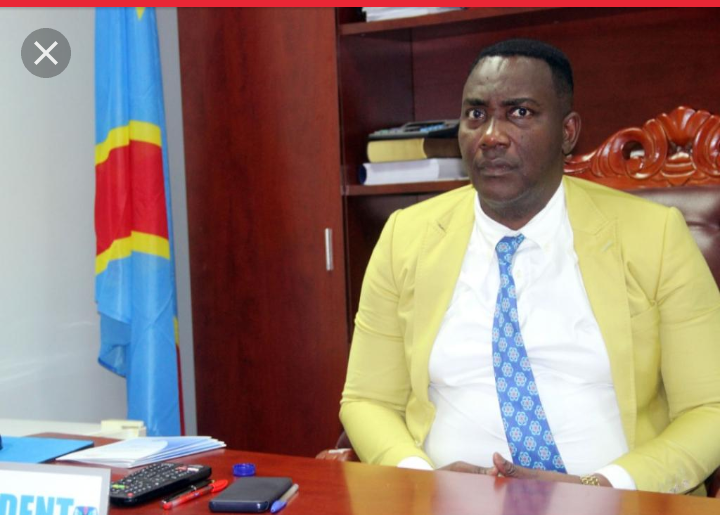 Dans une extravagance vestimentaire à travers ses apparitions officielles :Rév. Godé Mpoyi scandalise!Oscar Bisimwa lui écrit poliment et il répond dans une arrogance voilée sans tenir compte de la foi des faibles qu’il achoppe!