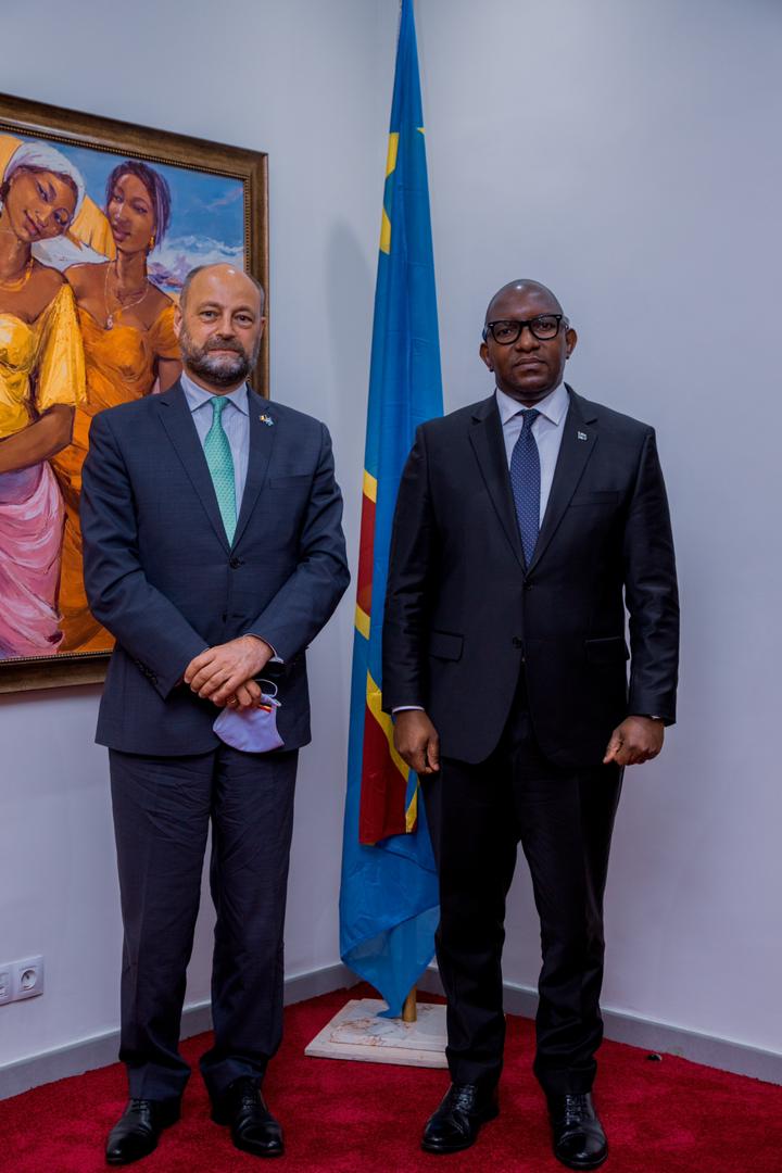 Reçu par le Premier Ministre Sama Lukonde, l’Ambassadeur de la Belgique s’amène avec les civilités de son pays.