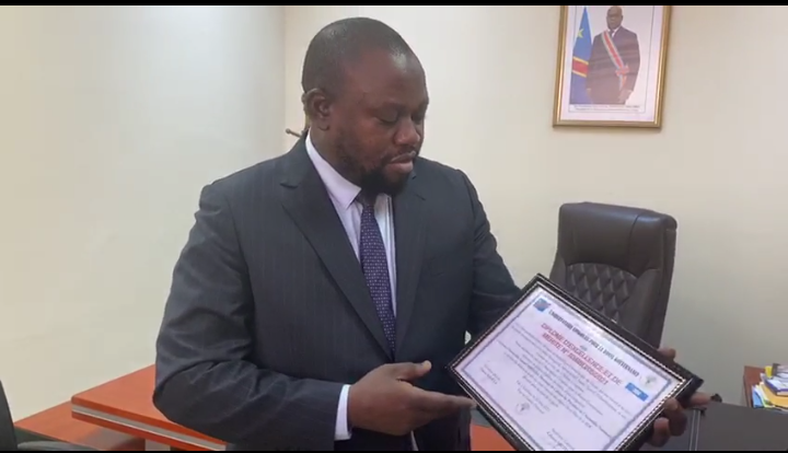 Pour un travail bien fait et une gestion orthodoxe : Samuel Tanda Directeur de Cabinet du Président de l’Assemblée nationale reçoit un diplôme d’excellence!