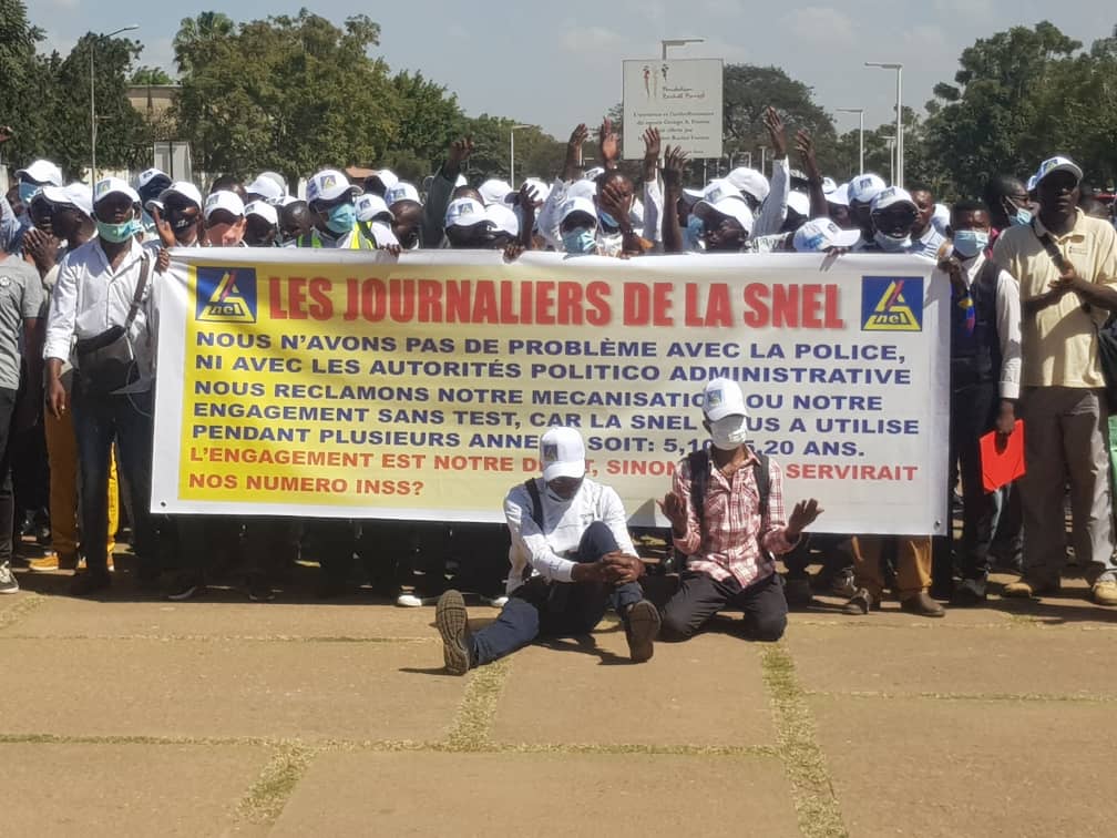 Lubumbashi : Les anciens journaliers de la SNEL, exigent leur mécanisation.