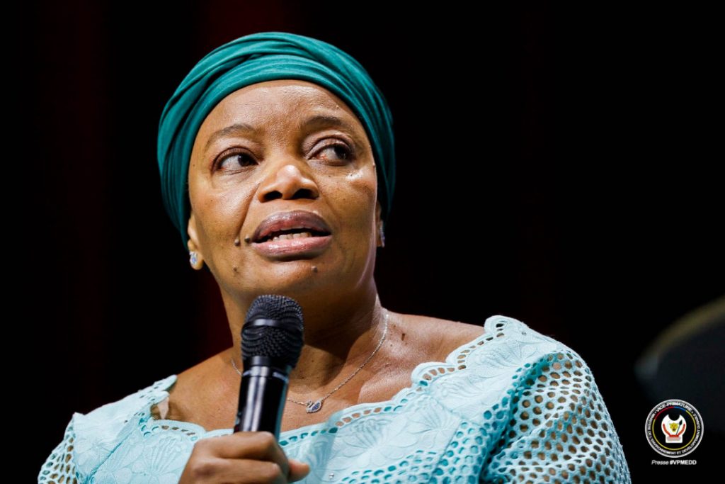 Eve Bazaiba au Forum des 100: « La RDC détient des ressources importantes pour les solutions mais attends des compensations justes pour ses sacrifices »