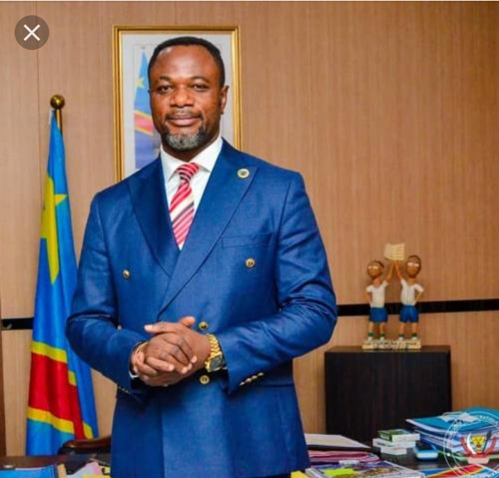 EPST: Le Ministre Tony Mwaba institue la Commission de suivi et d’exécution dans le cadre du programme « Pas une école sans bancs »: