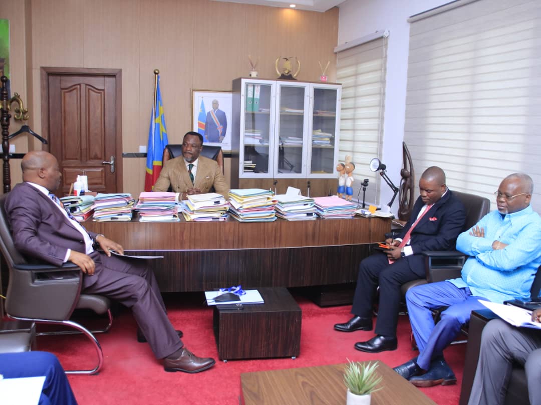 Problématique de la bancarisation de la paie des enseignants :  Tony Mwaba éclaire une délégation parlementaire