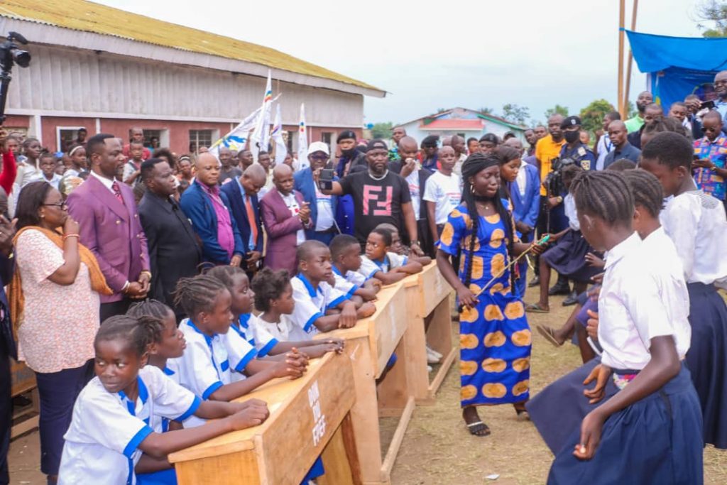 En séjour dans le grand Bandundu : Tony Mwaba Kazadi remet les bancs aux écoles de Kenge