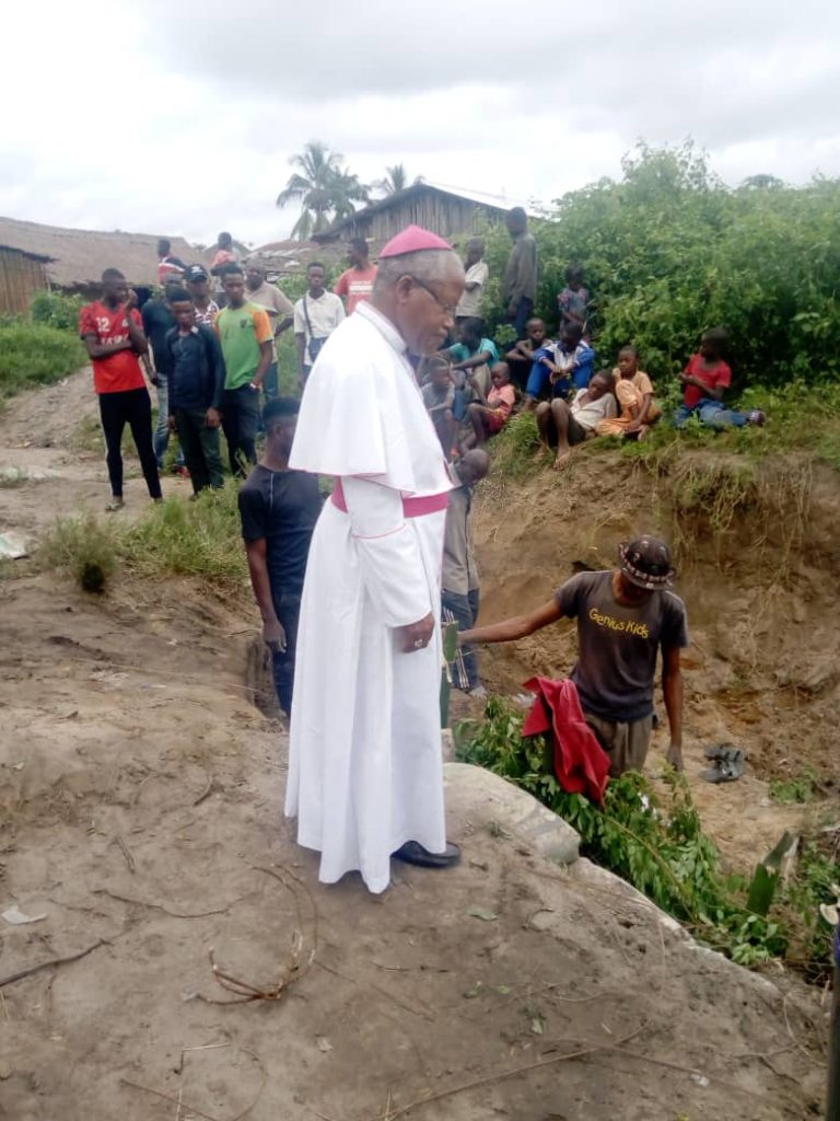 Kasaï: Mgr et Évêque catholique Oscar NKOLO KANOWA s’engage dans la lutte antiérosive à Mweka