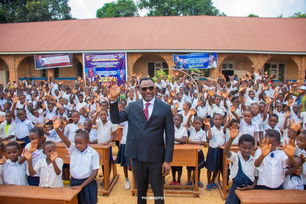 En itinérance à Kindu, Tony Mwaba remet 1000 bancs aux écoles