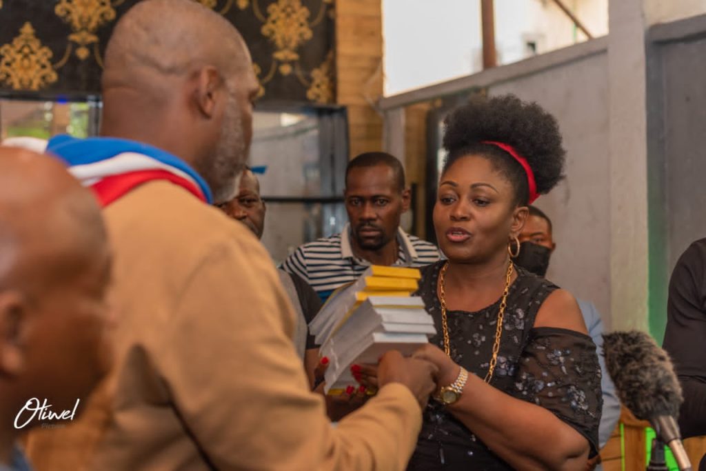RDC: Collete Tshomba distribue 1200 billets à sa base de Bandalungwa pour le concert du clan Wenge 