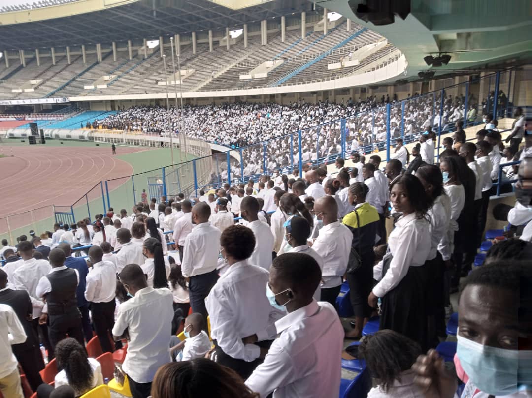 Religion:  Au stade des Martyrs de Kinshasa, les jeunes Néo-Apostoliques ont assisté à un service divin tenu par L’Apôtre Patriarche Jean-Luc Shneider