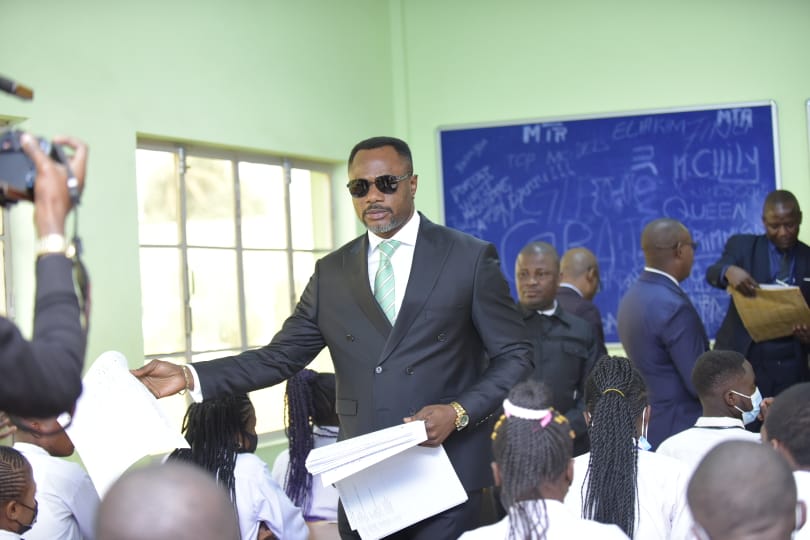 Tony Mwaba lance les épreuves de l’examen d’État à Lualaba, 924.138 élèves y prennent part