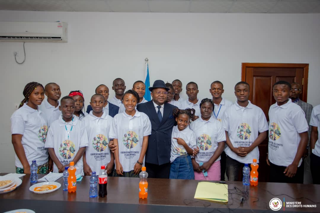 RDC: le Ministre Fabrice Puela communie avec le parlement des enfants congolais !