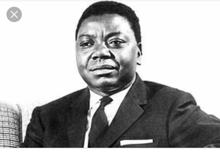 Crachant sur l’œuvre de Moise Tshombe Kapend :