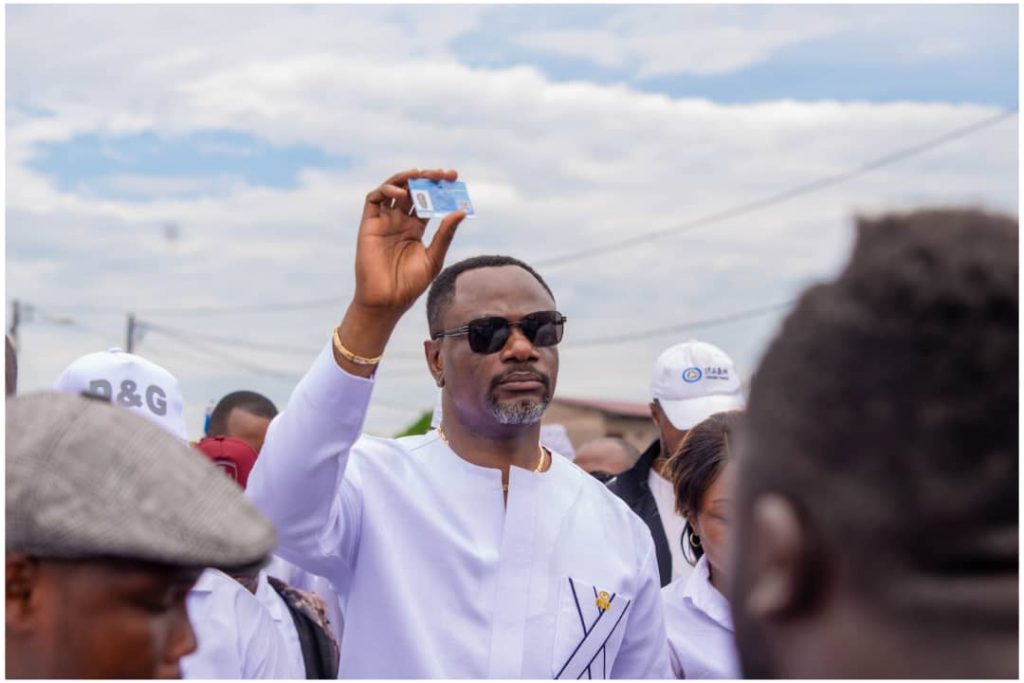 Après avoir obtenu sa carte d’électeur : Tony Mwaba a exhorté la population de Lukunga à s’enrôler pour donner un deuxième mandat à Félix Tshisekedi