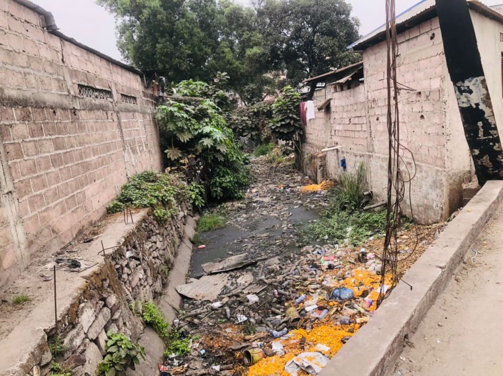 RDC: Les caniveaux de Kinshasa transformés en poubelles