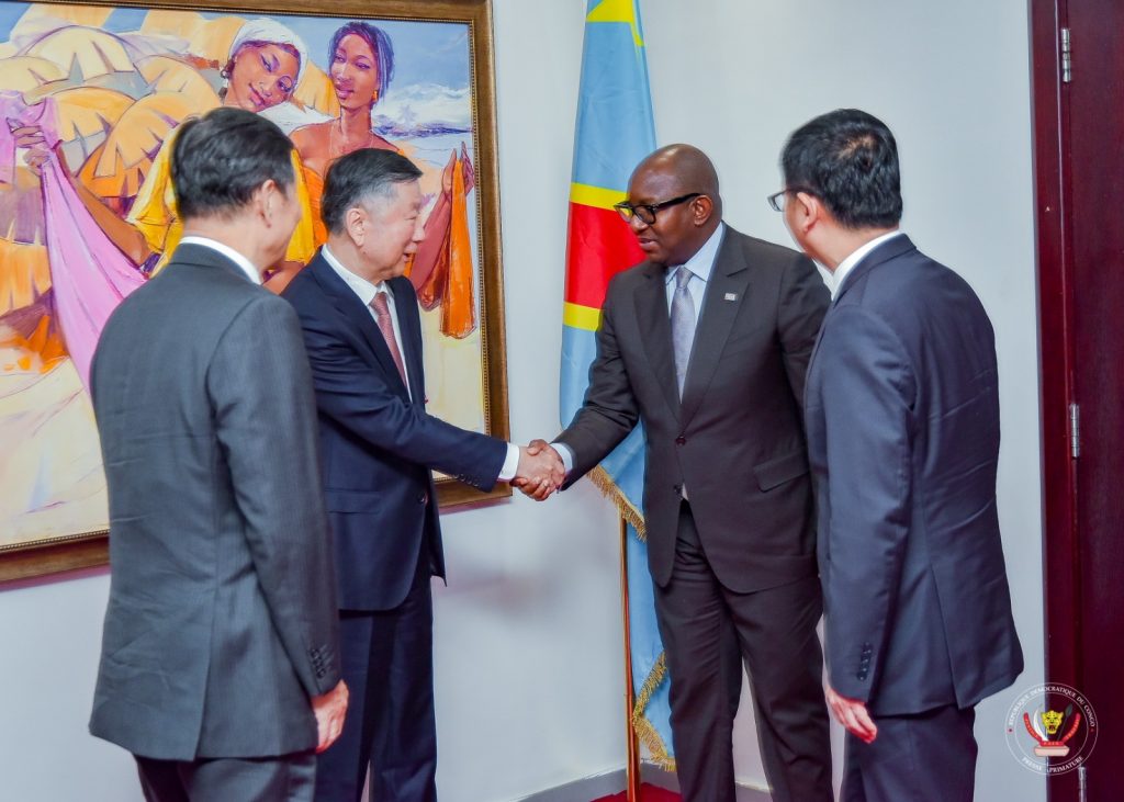 Coopération Sino congolaise : Un échange coopératif gagnant-gagnant axé sur la mise en œuvre des accords signés par le Président Tshisekedi lors de sa visite en Chine, entre le Chef du Gouvernement congolais, Jean Michel Sama Lukonde et Shang Fulin, Vice-président du Conseil économique et social de la Chine.