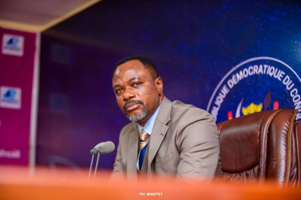 Implantation des salles informatiques dans les écoles conventionnées catholiques au Collègège Elykia : Le Ministre Tony Mwaba inquiet sur les sources de financement invite le Comité des parents à se désolidariser !