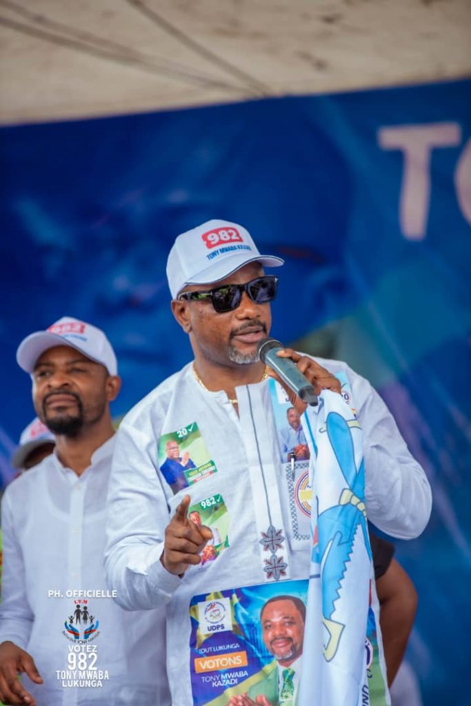 Tony MWABA réussit le lancement de sa campagne et celle de Félix Tshisekedi à Lukunga devant 80 mille électeurs