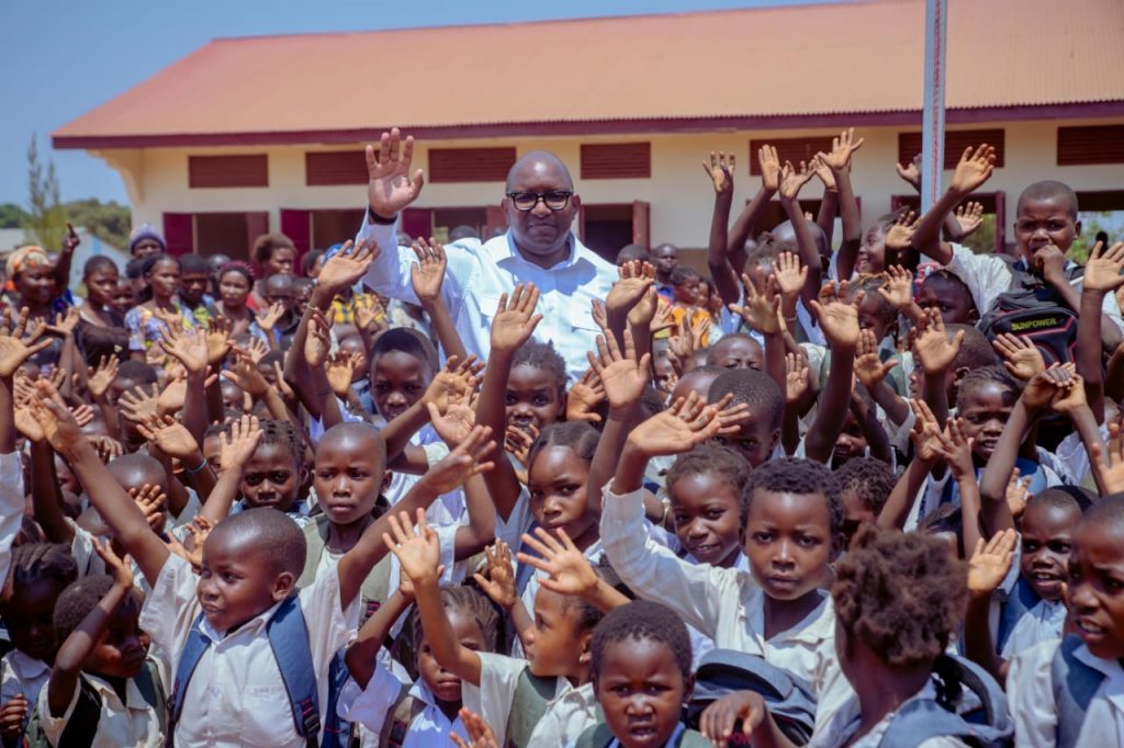 Sénat-RDC : En vacances parlementaires à Kasenga, Sama Lukonde soutient les élèves avec une généreuse distribution de kits scolaires.