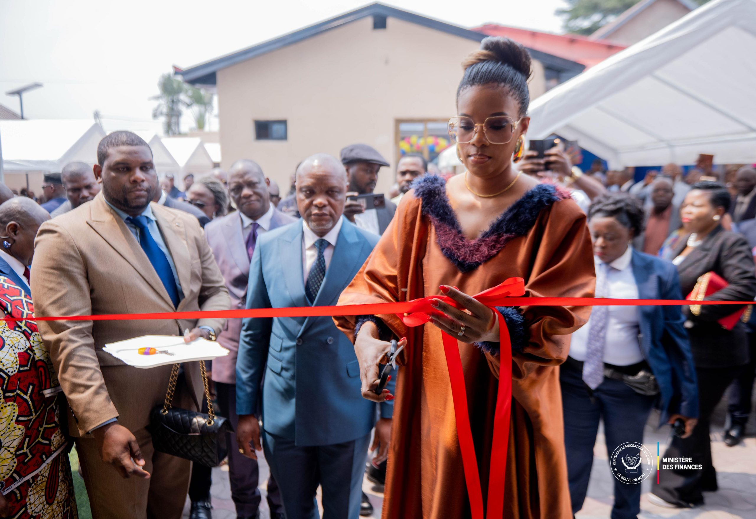 Inauguration du nouveau bâtiment de la Direction Urbaine de la DGRAD/Kinshasa-Est : L’amélioration des conditions de travail des agents, fer de lance du DG Etienne Utshudi Lutula