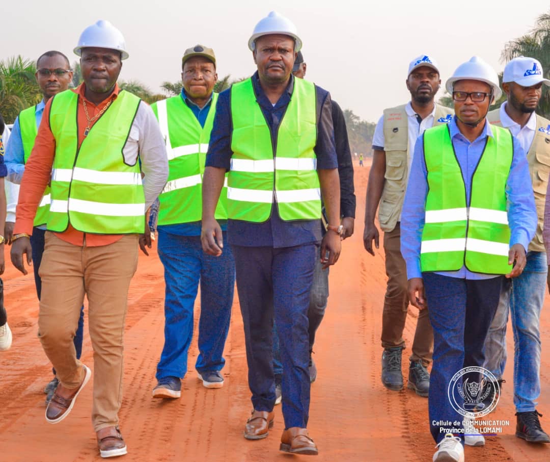 Lomami-Infrastructures : Le Gouverneur Iron-Van Kalombo inspecte les travaux d’éradication du ravin SNEL à Kabinda, financés par le Gouvernement provincial