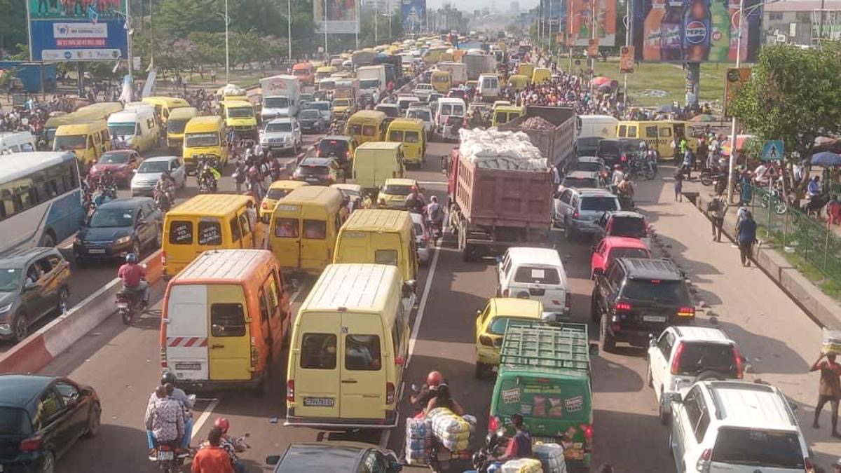 Kinshasa – Embouteillages : Régulation conjointe de la circulation routière entre la PCR et la Police Militaire