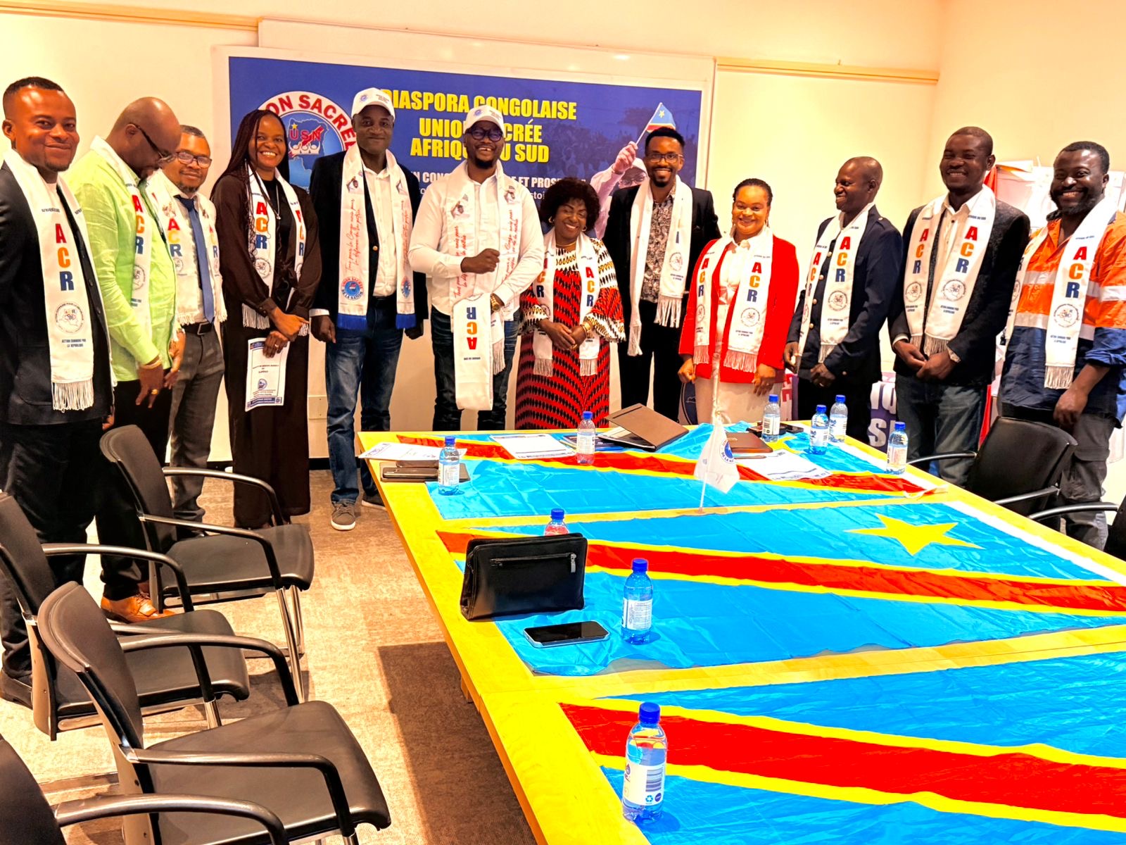 Afrique du Sud : le Rév. Thomas Kamwend, Président-Coordonnateur de l’Union sacrée, accueille le parti ACR de l’honorable Éliezer Ntambwe pour la signature de la Charte de l’USN, désormais forte de plus de 3 000 membres.