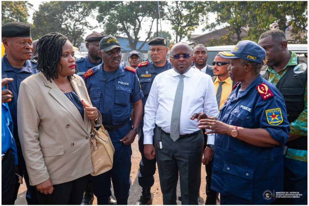 Incendie au camp Kabila de Kinshasa : Le VPM Jacquemain Shabani au chevet des victimes