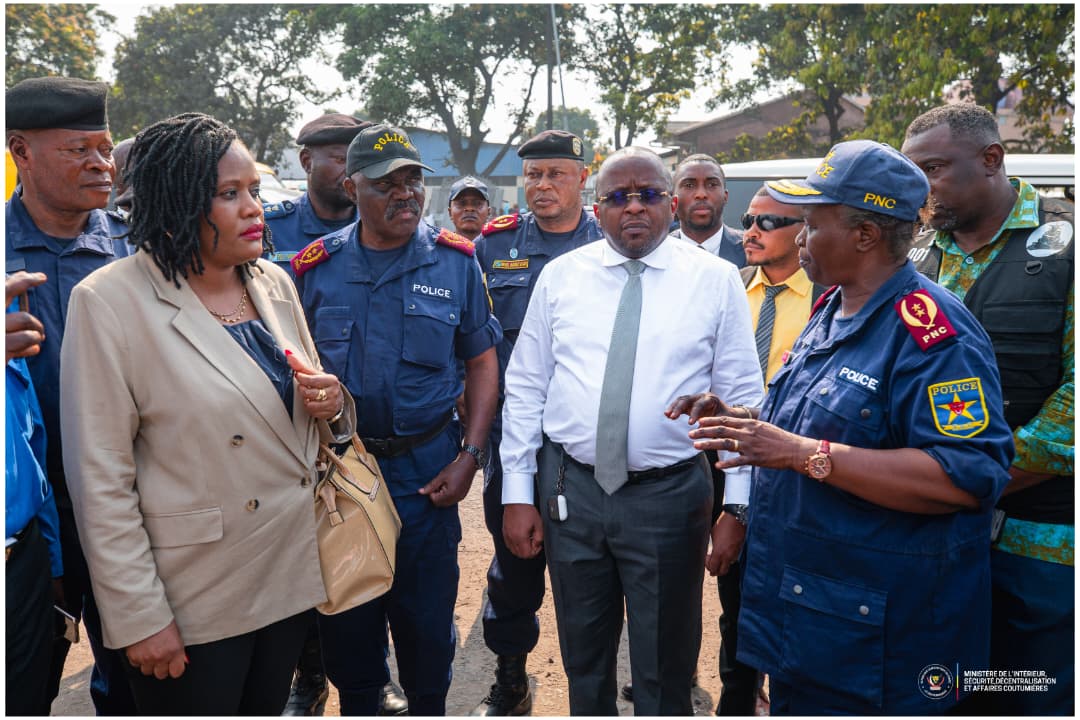 Incendie au camp Kabila de Kinshasa : Le VPM Jacquemain Shabani au chevet des victimes