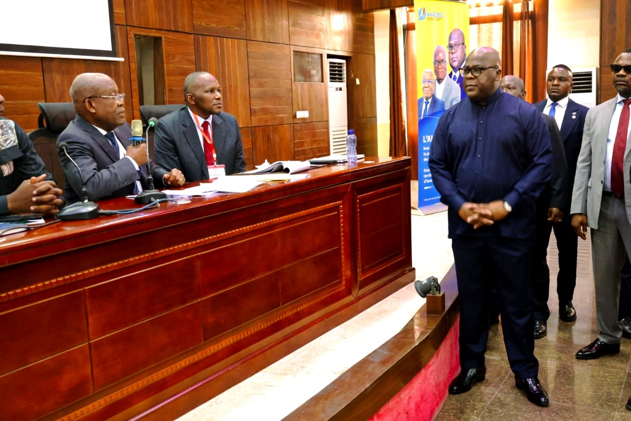 Kinshasa : Le Directeur Général de l’ANADEC, le professeur Godefroy Kizaba préside la thématique “Capacitation et Coaching” lors de la table-ronde sur l’emploi et l’entrepreneuriat des jeunes