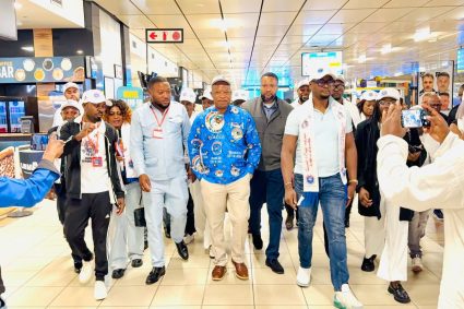 Afrique du Sud : Après avoir installé le bureau de coordination de l’Union Sacrée, le Professeur André Mbata raccompagné à l’aéroport par le Pasteur Thomas Kamwend et son équipe