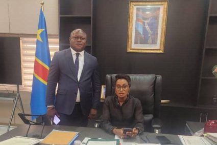 Djudju Okako présente les vœux de nouvel An à Madame Julie Mbuyi Shiku, Ministre du Portefeuille pour son dynamisme imprimé