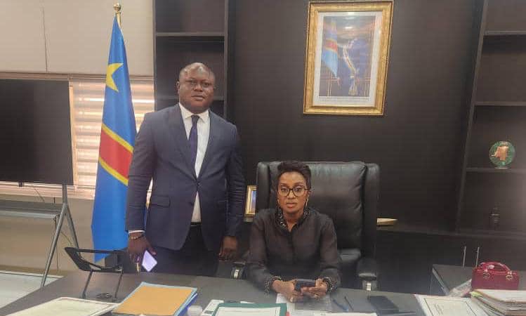 Djudju Okako présente les vœux de nouvel An à Madame Julie Mbuyi Shiku, Ministre du Portefeuille pour son dynamisme imprimé