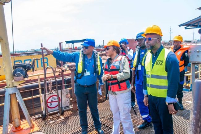 Kongo Central : En mission à Muanda, la ministre Acacia Bandubola lance une série d’inspections stratégiques dans le secteur pétrolier