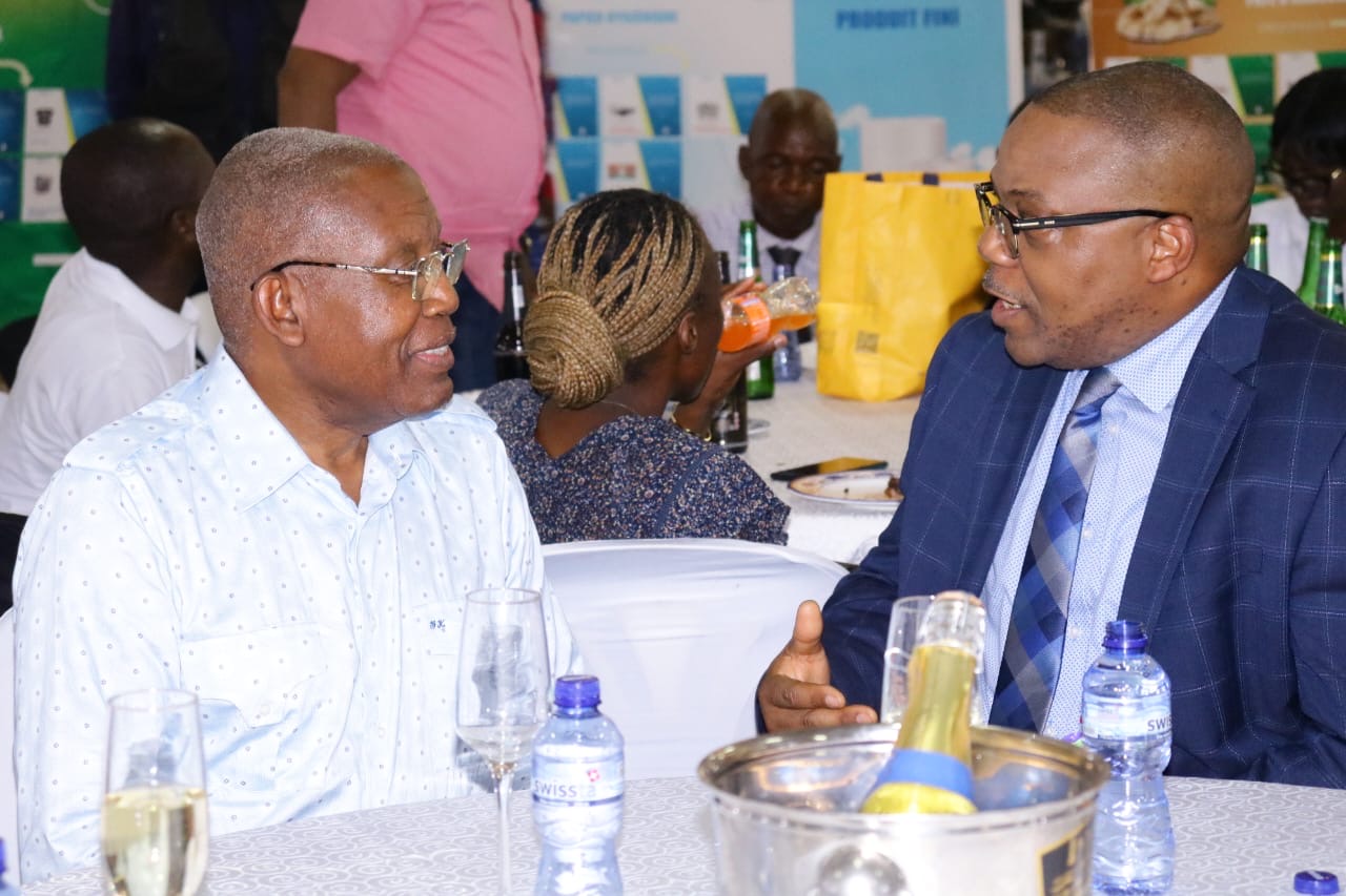 En marge de la cérémonie d&rsquo;échanges de vœux organisée ce vendredi 23 janvier 2026 à la Maison de l&rsquo;Entrepreneuriat à Limete :Main dans la main, le DG et le DGA de l&rsquo;ANADEC, Messieurs Godefroy Kizaba et Matthieu Muboyayi, invitent le personnel à l&rsquo;unité pour la performance du travail