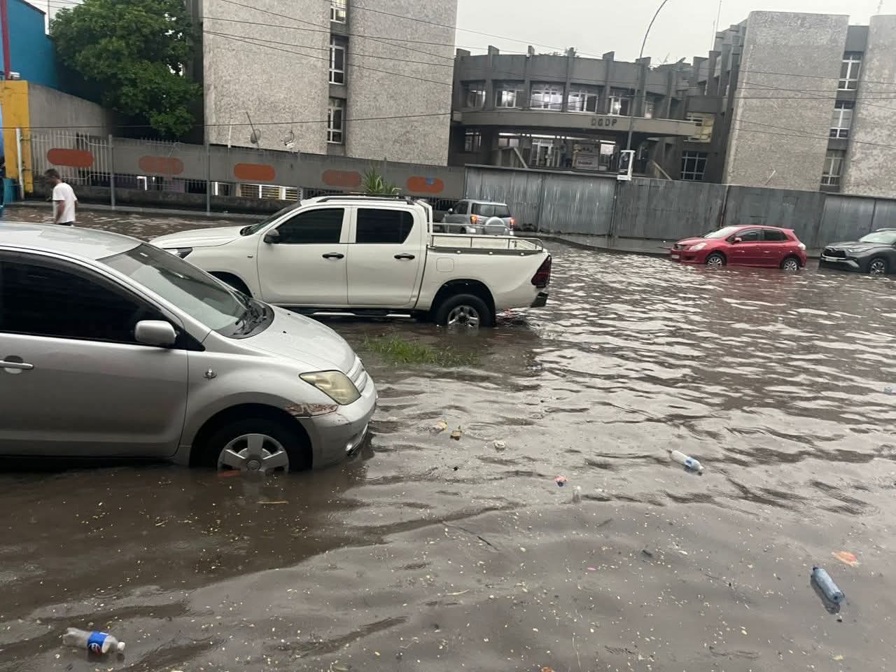 Kinshasa : Plusieurs quartiers sous les eaux après une forte pluie