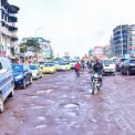 Réhabilitation des routes à Kinshasa : Quand les efforts s&rsquo;amenuisent par l&rsquo;absence d&rsquo;autorité face à l&rsquo;incivisme