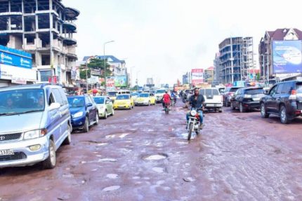 Réhabilitation des routes à Kinshasa : Quand les efforts s&rsquo;amenuisent par l&rsquo;absence d&rsquo;autorité face à l&rsquo;incivisme