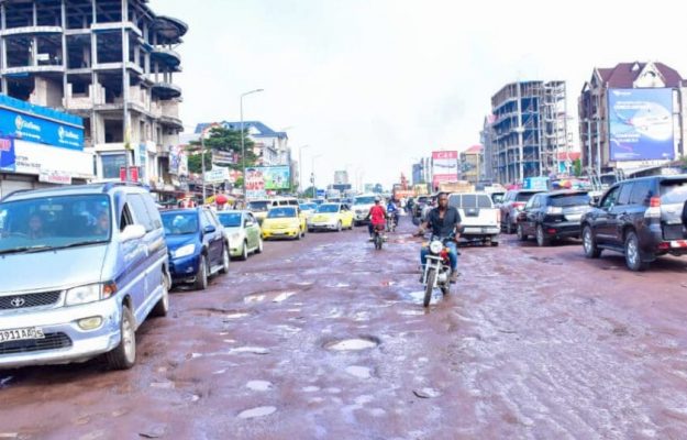 Réhabilitation des routes à Kinshasa : Quand les efforts s&rsquo;amenuisent par l&rsquo;absence d&rsquo;autorité face à l&rsquo;incivisme