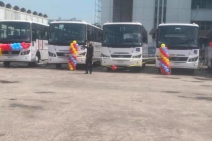 Finances : la DGRAD dotée de cinq bus et un hors-bord pour la mobilité de son personnel