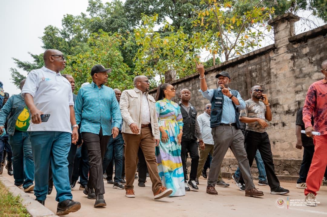 Constructions anarchiques à Kinshasa : Jacquemain Shabani inspecte la baie de Ngaliema avant les démolitions