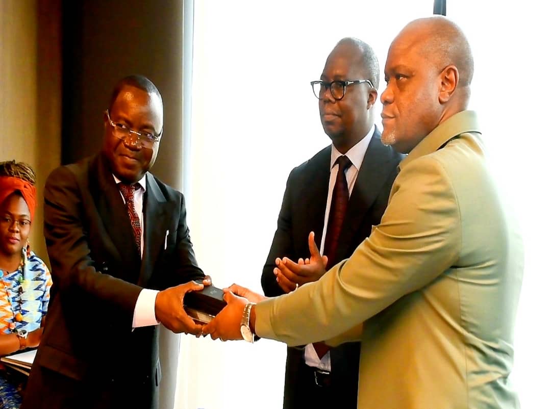 Modernisation financière : remise officielle des codes sources du LOGIRAD à la DGRAD