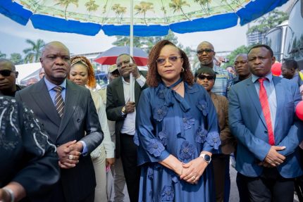 DGRAD : Remise de cinq bus et d’un hors-bord neufs pour renforcer la mobilité du personnel engagé dans l’optimisation des recettes non fiscales