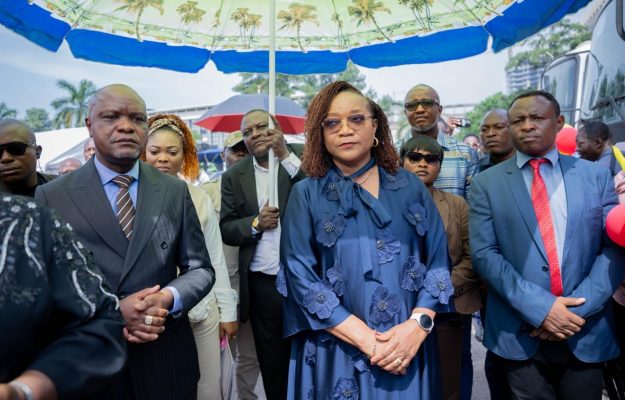 DGRAD : Remise de cinq bus et d’un hors-bord neufs pour renforcer la mobilité du personnel engagé dans l’optimisation des recettes non fiscales