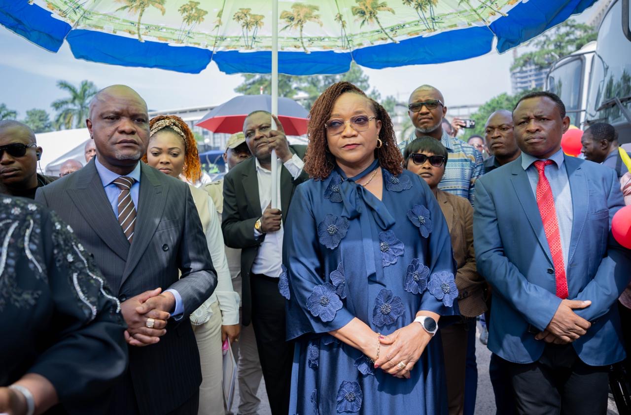 DGRAD : Remise de cinq bus et d’un hors-bord neufs pour renforcer la mobilité du personnel engagé dans l’optimisation des recettes non fiscales