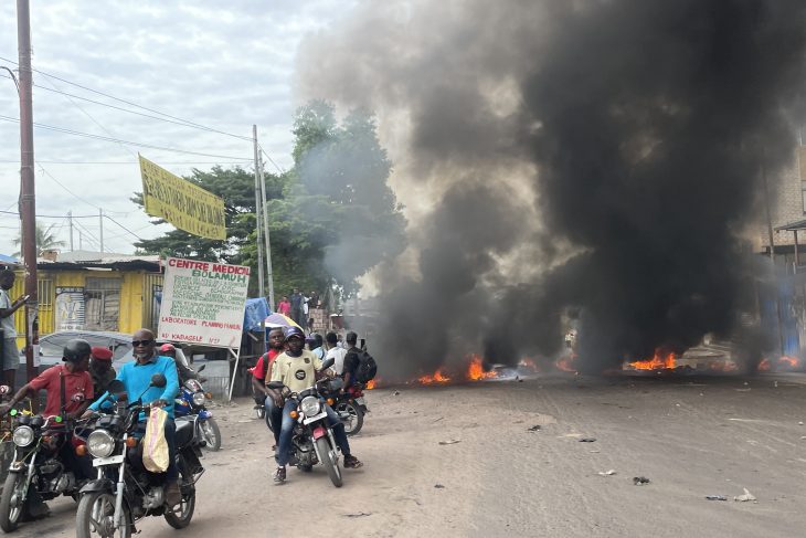 Kinshasa paralysée par la grève des chauffeurs : routes barricadées, pneus incendiés et tarifs de transport en flambée