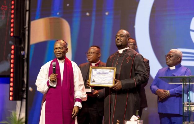 De Frère au Pasteur Mike Kalambay passant par l&rsquo;Artiste Gospel