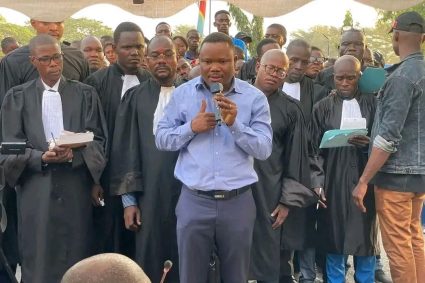 Clameur publique autour de la vidéo du Docteur David Balanganayi Kayembe frappant sa patiente à l&rsquo;hôpital :Le TGI/Kinkole en audience en flagrance