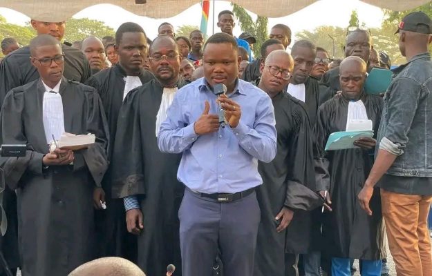 Clameur publique autour de la vidéo du Docteur David Balanganayi Kayembe frappant sa patiente à l&rsquo;hôpital :Le TGI/Kinkole en audience en flagrance