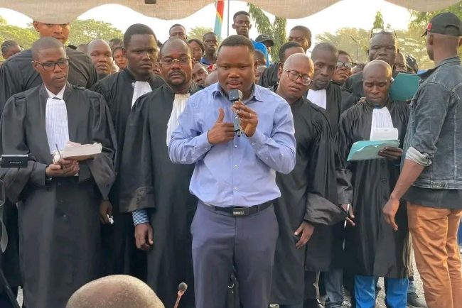 Clameur publique autour de la vidéo du Docteur David Balanganayi Kayembe frappant sa patiente à l&rsquo;hôpital :Le TGI/Kinkole en audience en flagrance