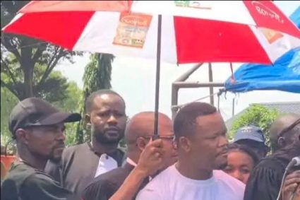 Affaire Dr David à Kinkole : entre exigence de justice et risque d’abandon des femmes enceintes, l’État face à une décision cruciale.