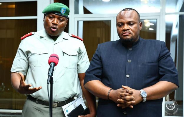 KINSHASA : UN NAVIRE À DEUX CAPITAINES